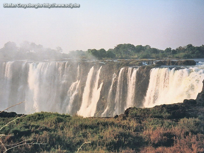 Victoria watervallen Na safari's in Botswana komen we terug in Zimbabwe aan de immense Victoria watervallen. Te voet wandelen we naar de watervallen Mosi oa Tunya, oftwel de 'donderende rook'. Deze indrukwekkende Victoria watervallen storten zich over een breedte van ongeveer 100m in de 60m hoge ravijn. De Zambezi rivier vormt de grens van Zimbabwe en Zambia. De verschillende watervallen vormen een heerlijk schouwspel van geërodeerde rotsen, wit schuimend watergeweld en kleurrijke regenbogen.  Stefan Cruysberghs